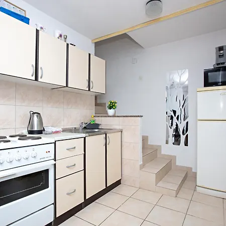 Apartment With Parking Space - 22143 Rogoznica (Sibenik-Knin)