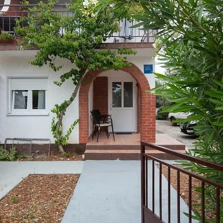 Apartman With Parking Space - 22143 *